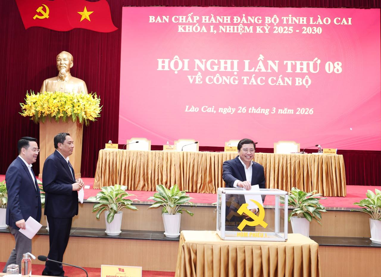 Các đại biểu bỏ phiếu bầu Phó Bí thư Tỉnh ủy. Ảnh: Thành Phú