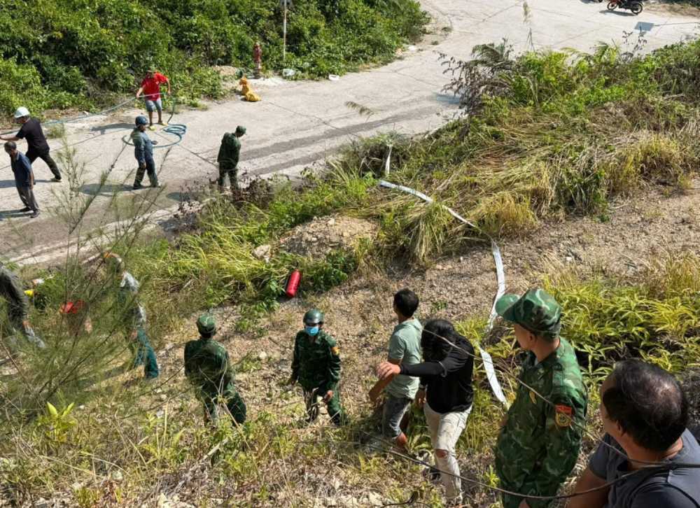 Kéo ống nước lên chữa cháy khu vực trên cao. Ảnh: Biên phòng cung cấp