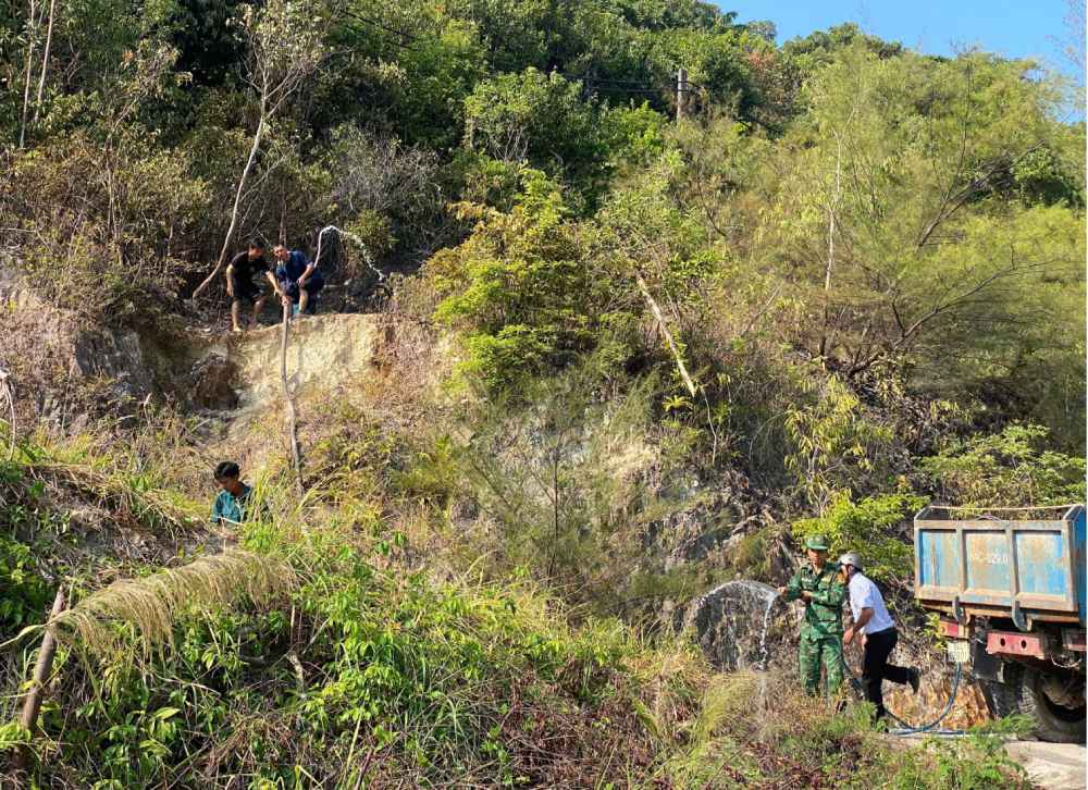 Las fuerzas y la gente extinguen urgentemente el incendio. Foto: Proporcionada por la Guardia Fronteriza