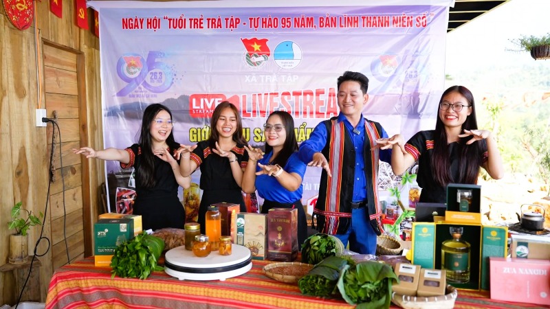 Feria online especial de jóvenes de las tierras altas de Da Nang, llevando especialidades de las montañas al mercado. Foto: Hoang Bin