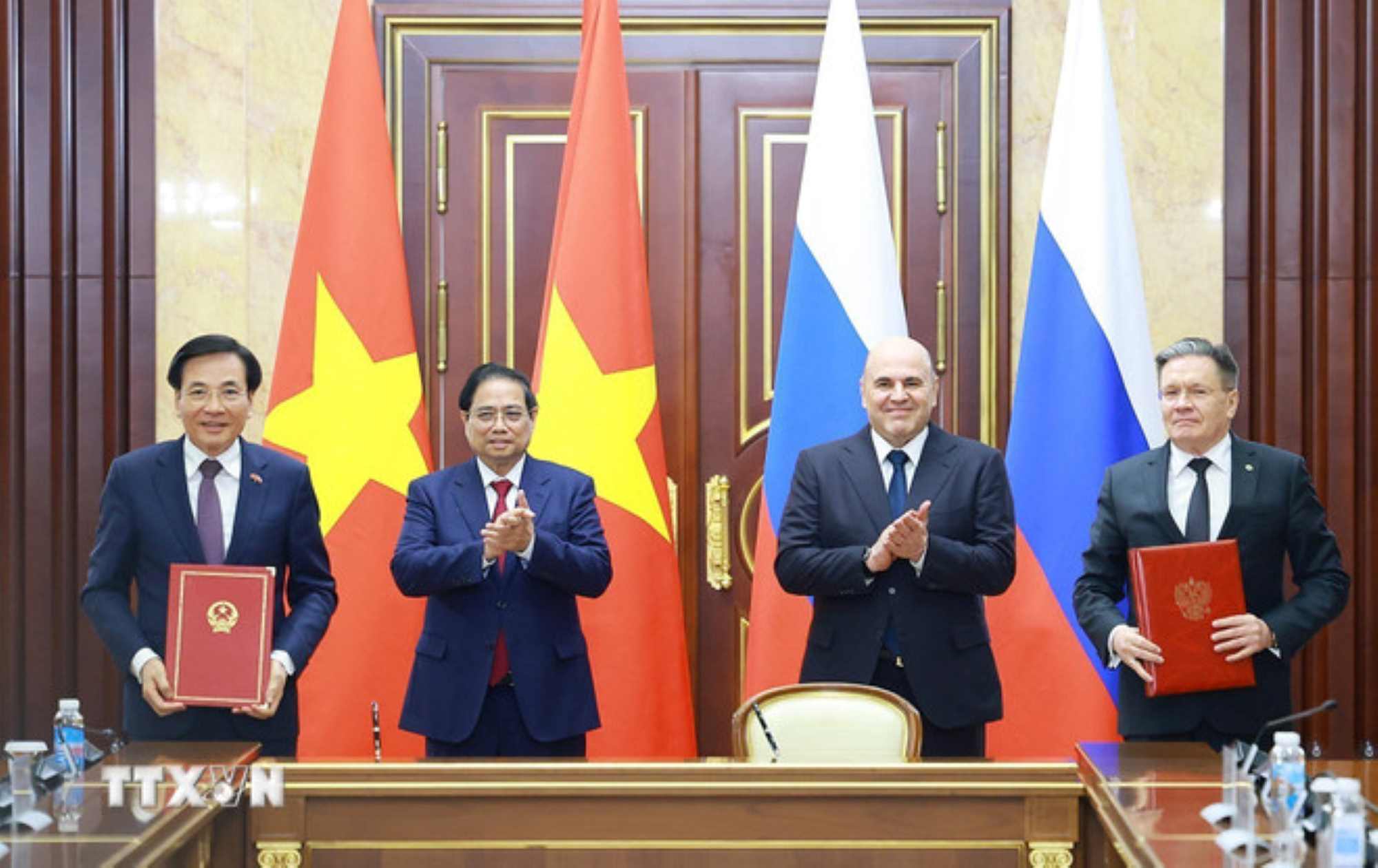 Prime Minister Pham Minh Chinh and Russian Prime Minister Mikhail Mishustin witness the signing ceremony of the Agreement on cooperation in building nuclear power plants in Vietnam. Photo: VNA