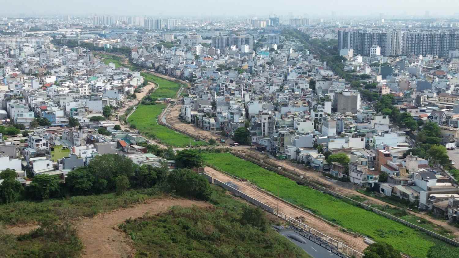 Hiện trạng kênh Tham Lương - Bến Cát sau hơn 3 năm cải tạo.  Ảnh: Anh Tú