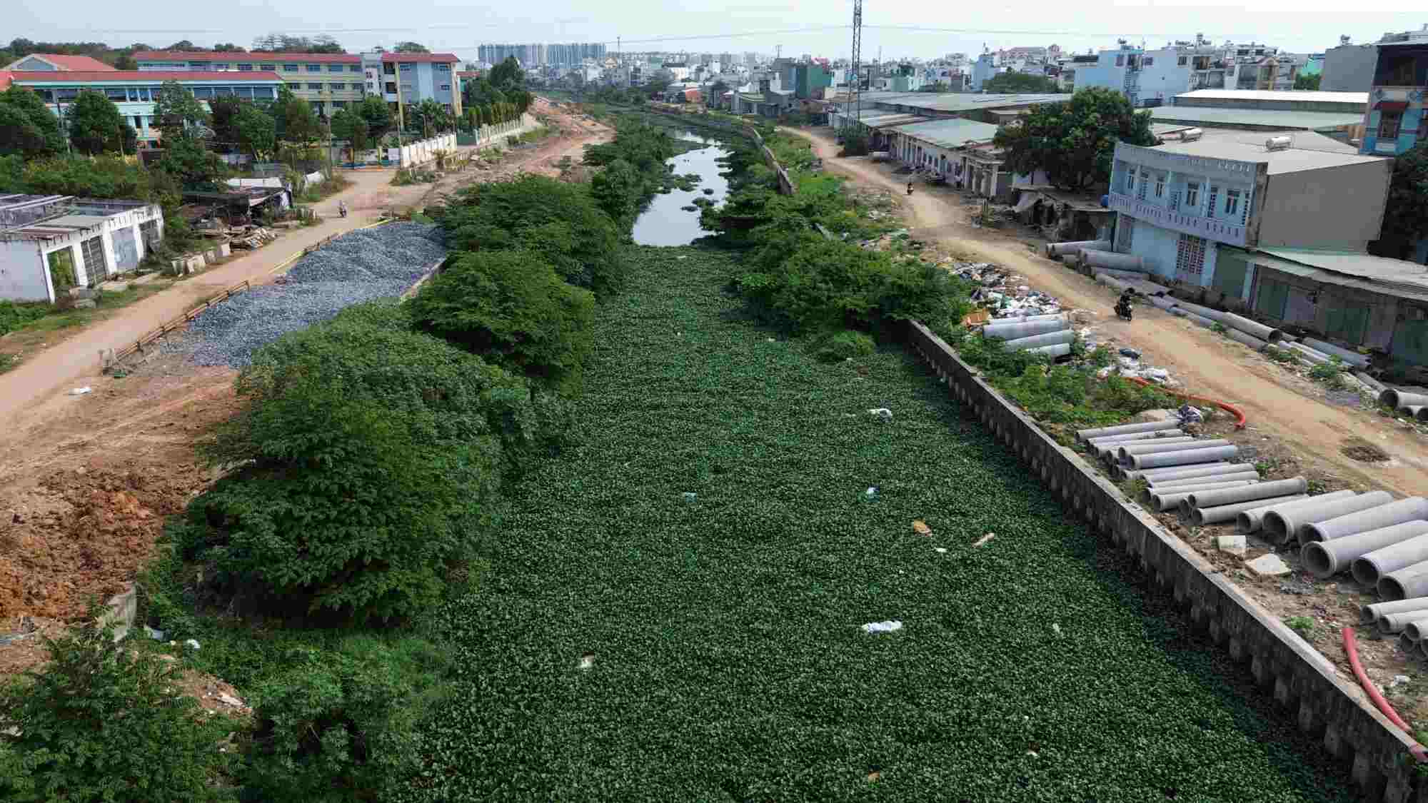 Dự án kênh Tham Lương - Bến Cát - rạch Nước Lên thiếu vật liệu làm đường hai bên.  Ảnh: Anh Tú