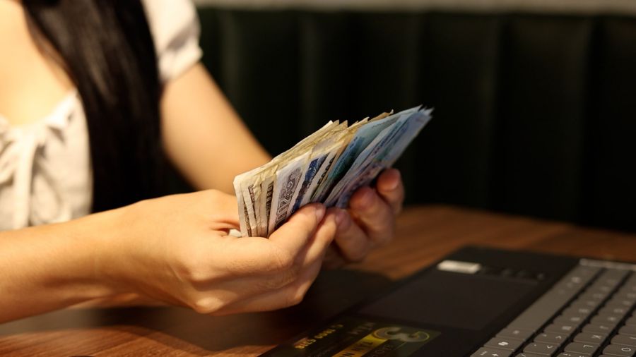 Spending habits shape the future of young people. Photo: Huyen Trang