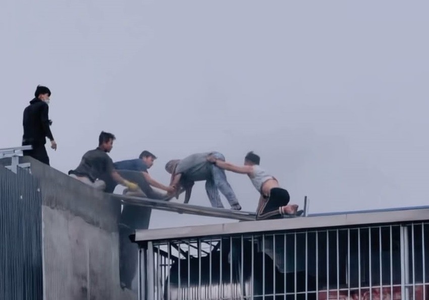 Những người tham gia cứu hộ người mắc kẹt trong vụ cháy ở Lĩnh Nam. Ảnh: Người dân cung cấp