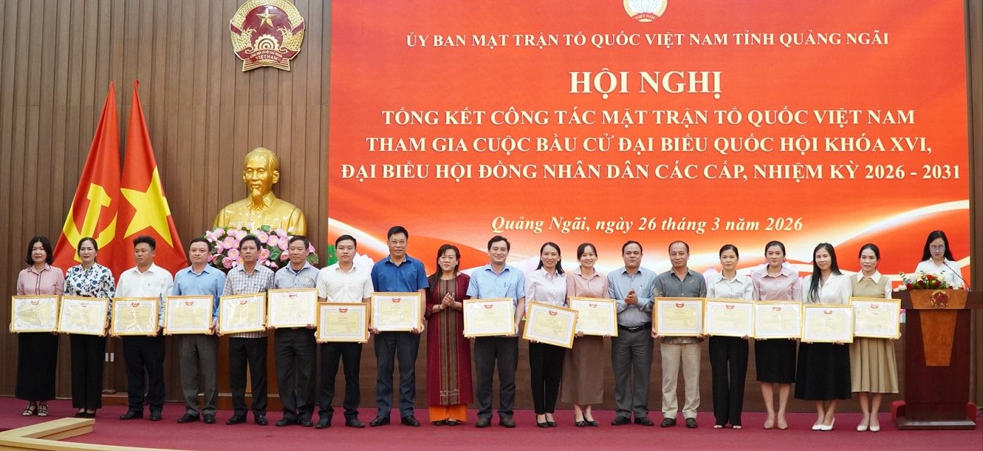 Ms. Y Thi Bich Tho - Member of the Standing Committee of the Provincial Party Committee, Standing Vice Chairman of the Vietnam Fatherland Front Committee of Quang Ngai province (7th from the left) presents Certificates of Merit from the Vietnam Fatherland Front Committee of the province to collectives and individuals. Photo: Duong Nuong