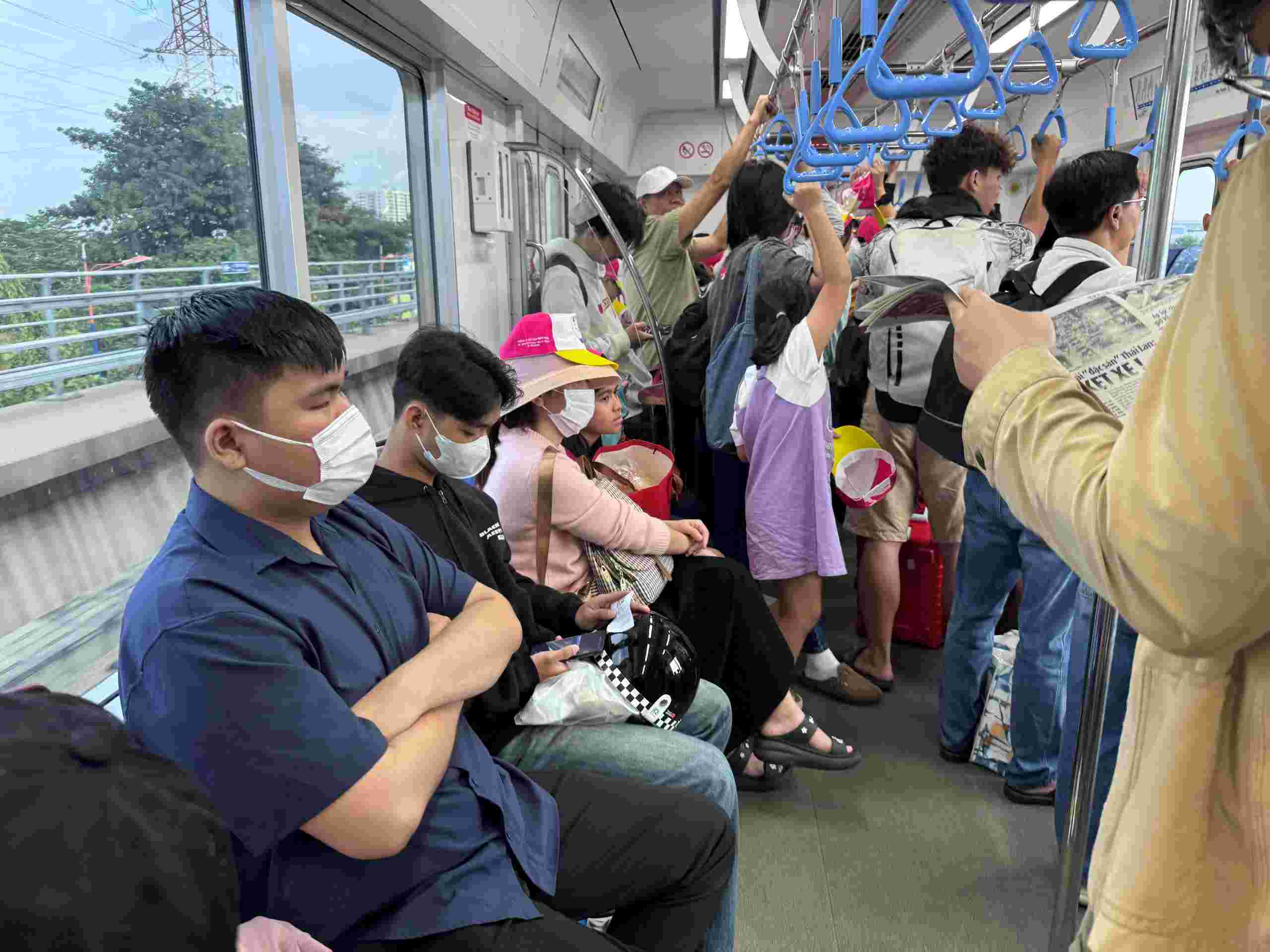 Mr. Tran Quoc Duy (34 years old, on the left) moves from a motorbike to Metro Line 1 to the center of Ho Chi Minh City to work every day. Photo: Minh Quan