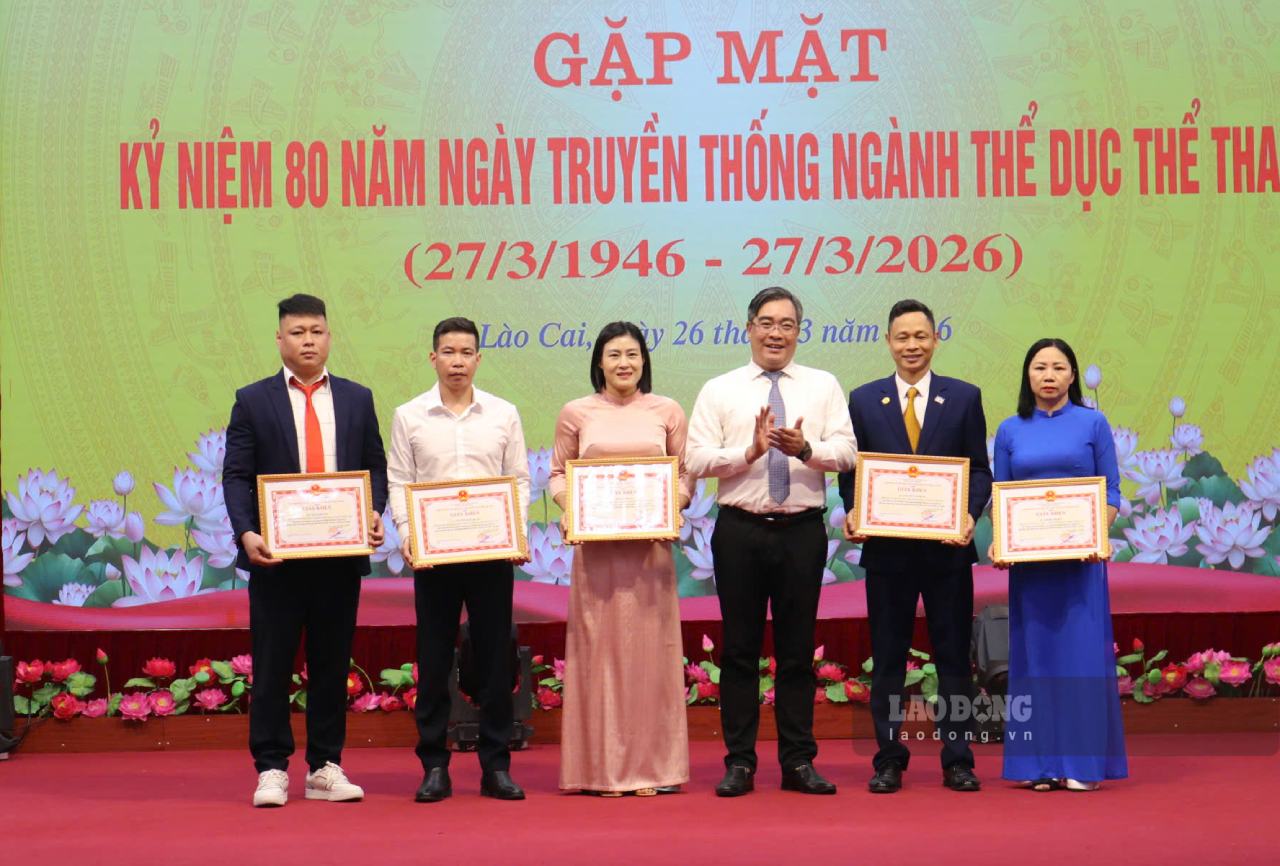 Lãnh đạo Sở Văn hóa, Thể thao và Du lịch tỉnh Lào Cai tặng bằng khen và giải thưởng cho các cá nhân xuất sắc trong công tác thể dục thể thao. Ảnh: Văn Đức