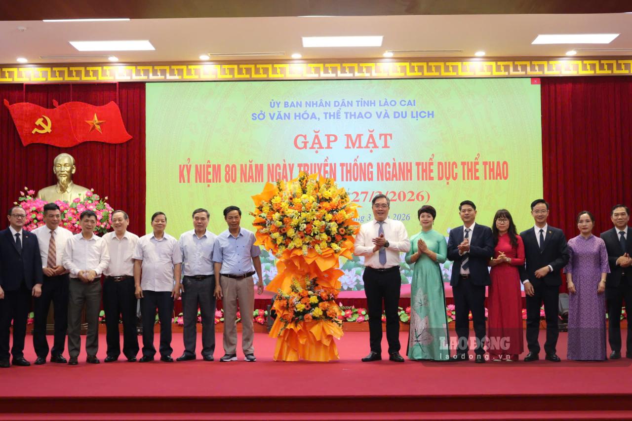 Sở Văn hóa, Thế thao và Du lịch tỉnh tặng hoa chúc mừng ngành thể dục thể thao Lào Cai. Ảnh: Văn Đức