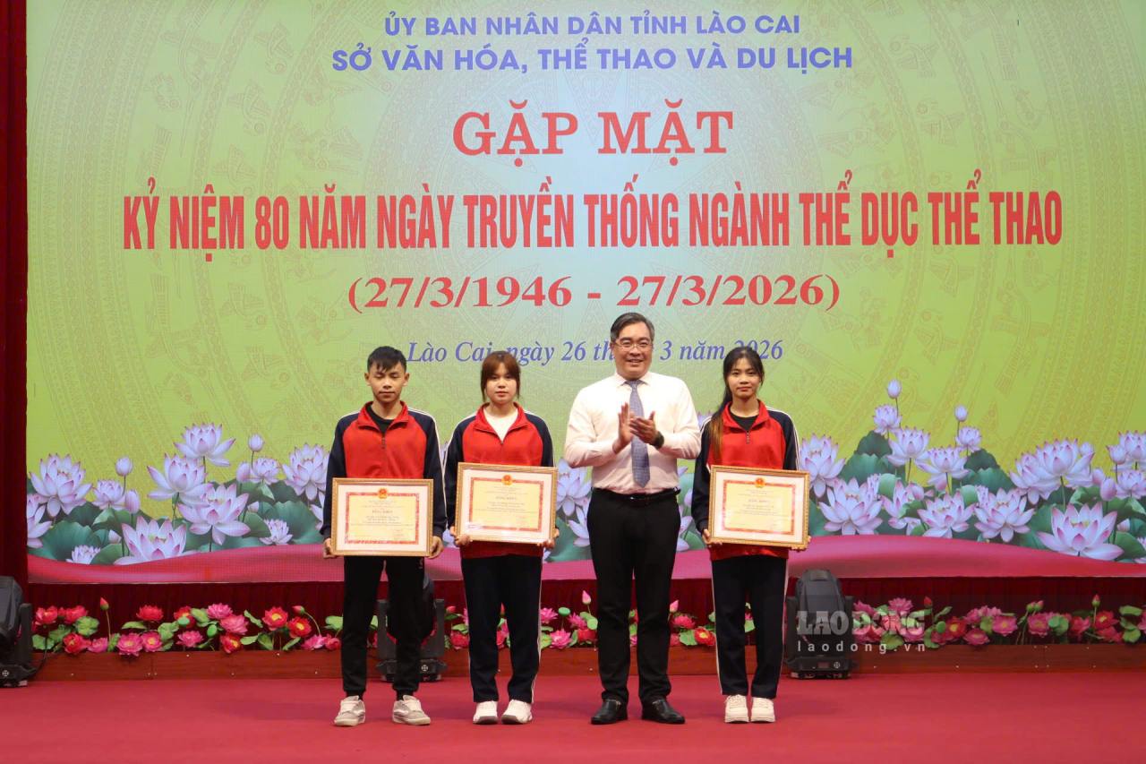 Mr. Nong Viet Yen - Director of Lao Cai Department of Culture, Sports and Tourism presents certificates of merit from the Ministry of Culture, Sports and Tourism to athletes with high achievements. Photo: Van Duc