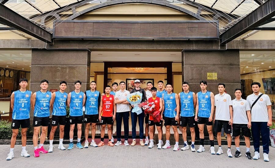 The Ho Chi Minh City Police volleyball team welcomed foreign player Martin Licek. Photo: Ho Chi Minh City Police