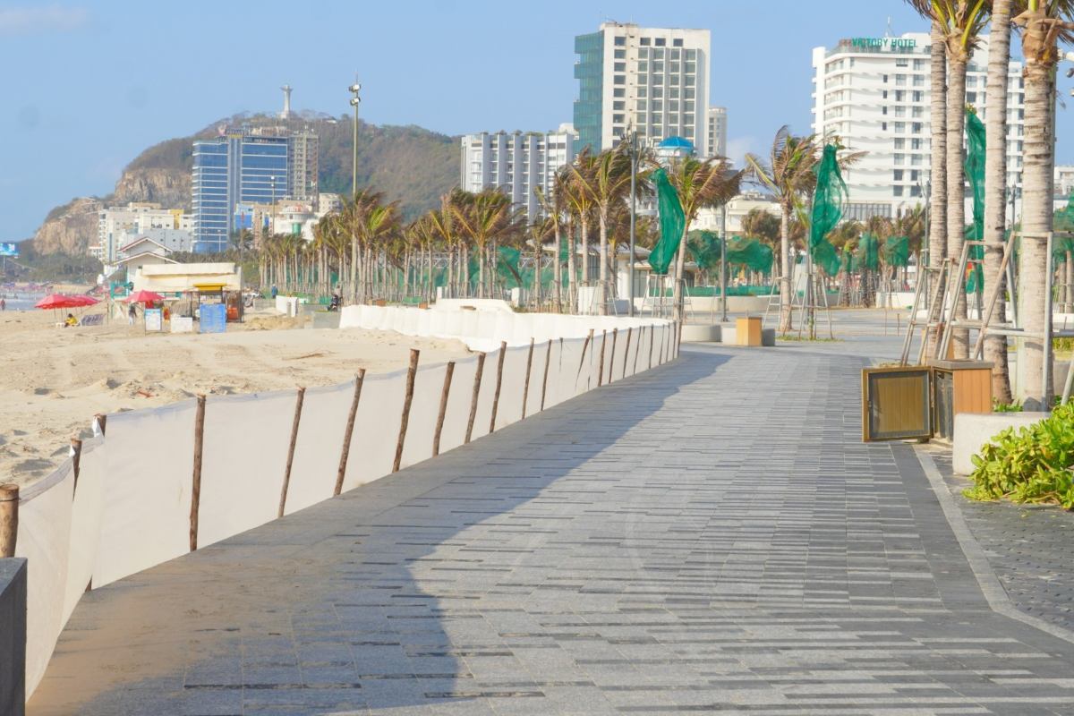 Công viên nghìn tỉ ở Vũng Tàu dựng lưới chắn cát mùa gió chướng.