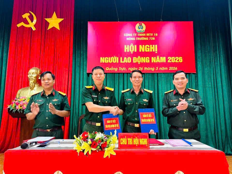 Colonel Trinh Pham Hoa, Secretary of the Party Committee, Deputy Director of MTV 16 Co., Ltd. witnessed representatives of the collective of workers and the Director of Farm 726 signing the 2026 collective labor agreement. Photo: Linh Khoi