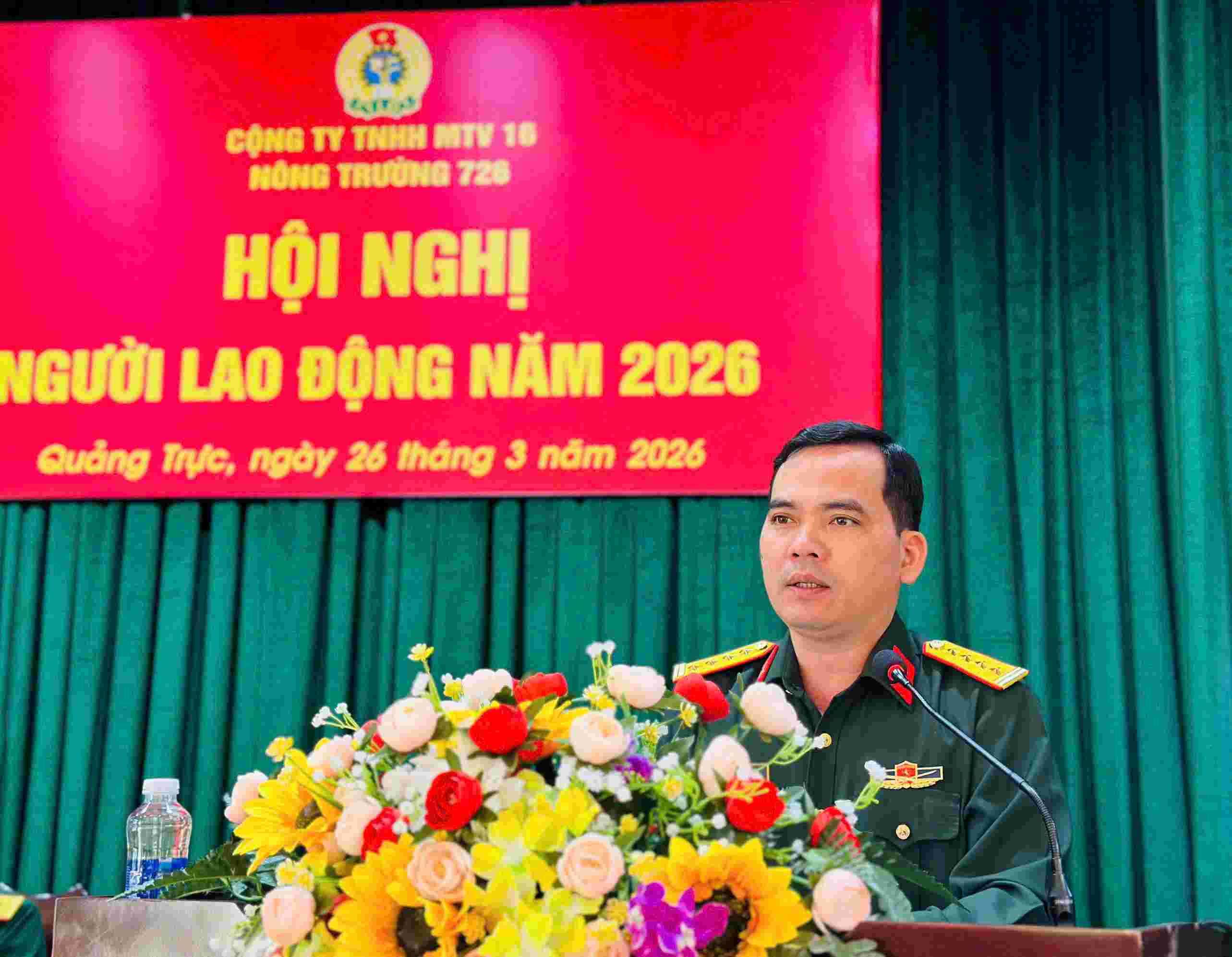 Đại tá Trịnh Phạm Hòa, Bí thư Đảng ủy, Phó Giám đốc Công ty TNHH MTV 16 phát biểu chỉ đạo tại hội nghị. Ảnh: Linh Khôi