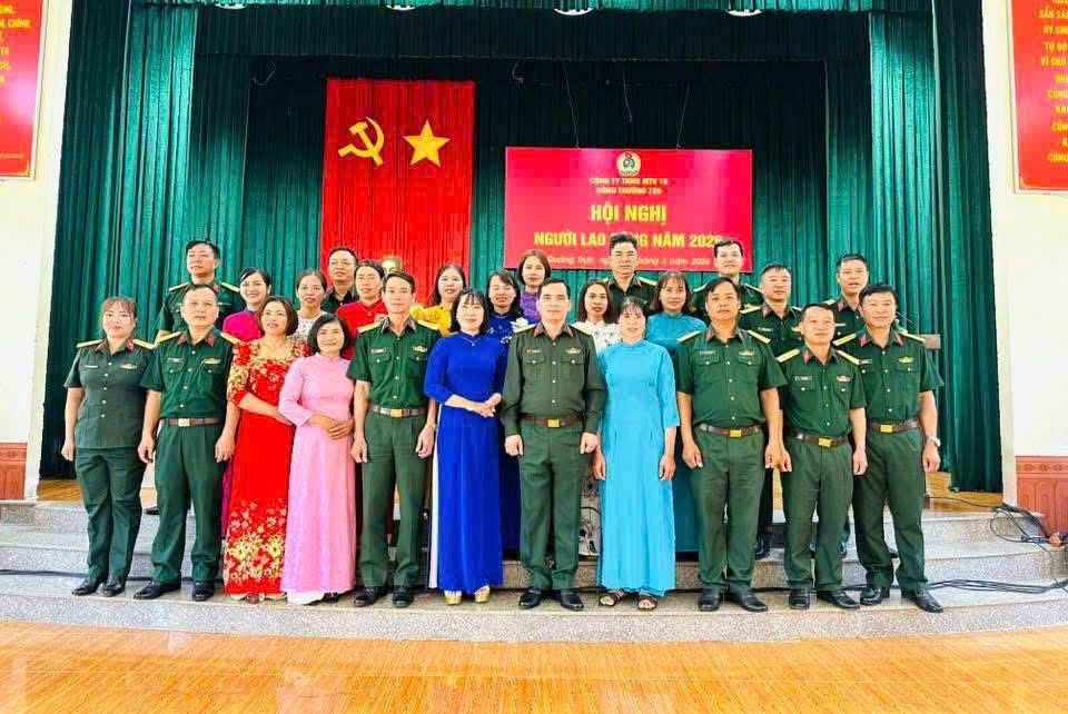 Các đại biểu chụp ảnh lưu niệm tại hội nghị người lao động của Nông trường 726. Ảnh: Linh Khôi