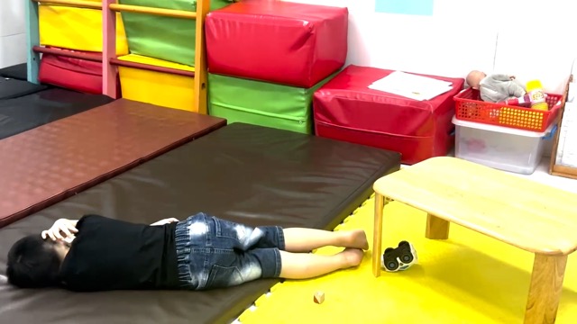 The patient showed signs of attention deficit hyperactivity, partly due to the habit of using electronic devices. Photo: Nguyen Ly