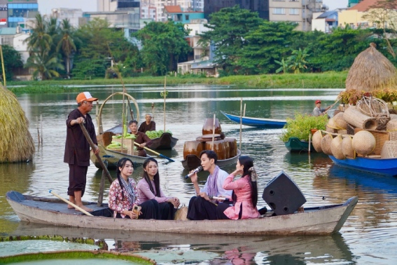 Không gian sự kiện được thiết kế mang đậm bản sắc vùng miền. Ảnh: Mai Anh