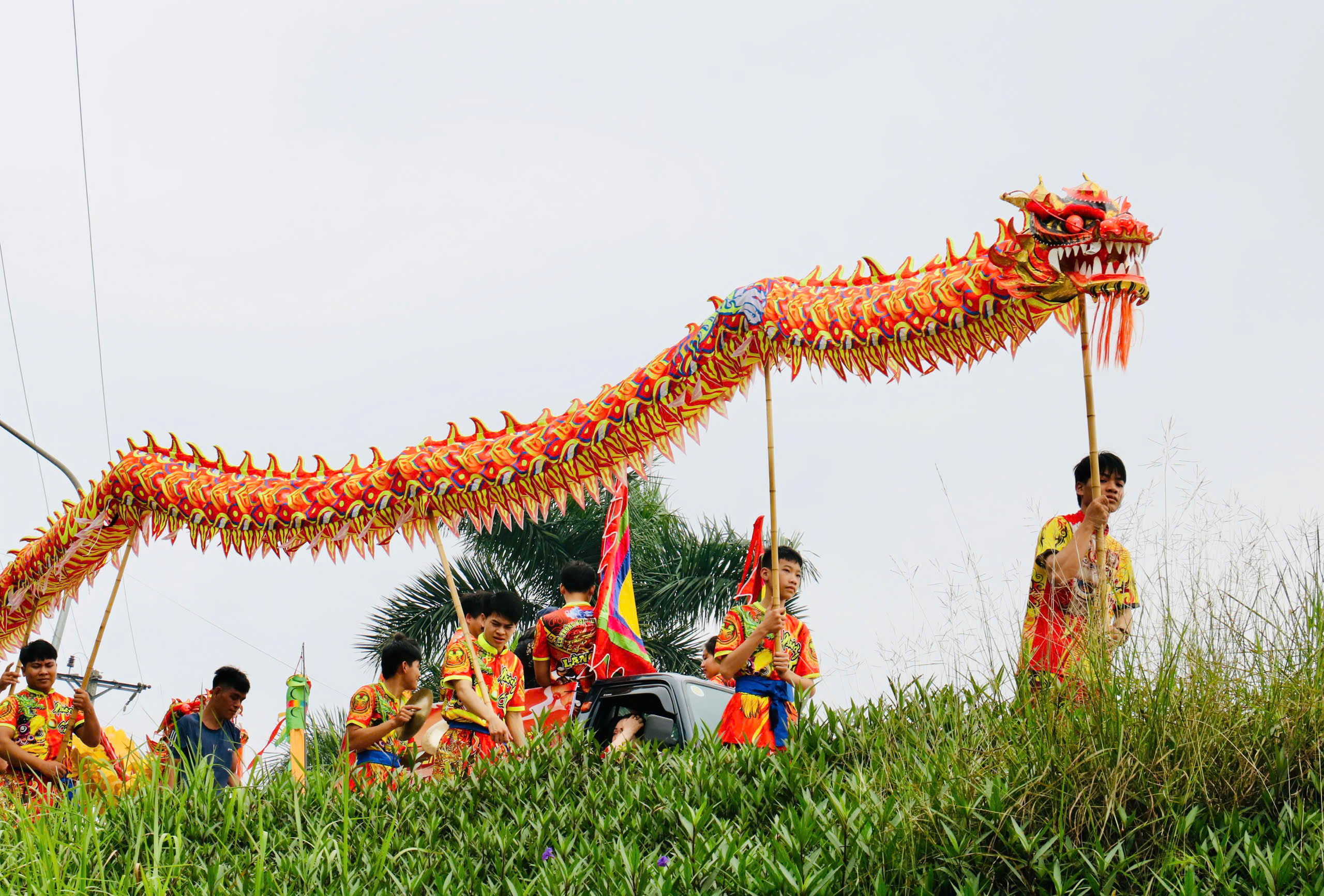 Múa rồng rộn ràng mở hội Đình So 2026.
