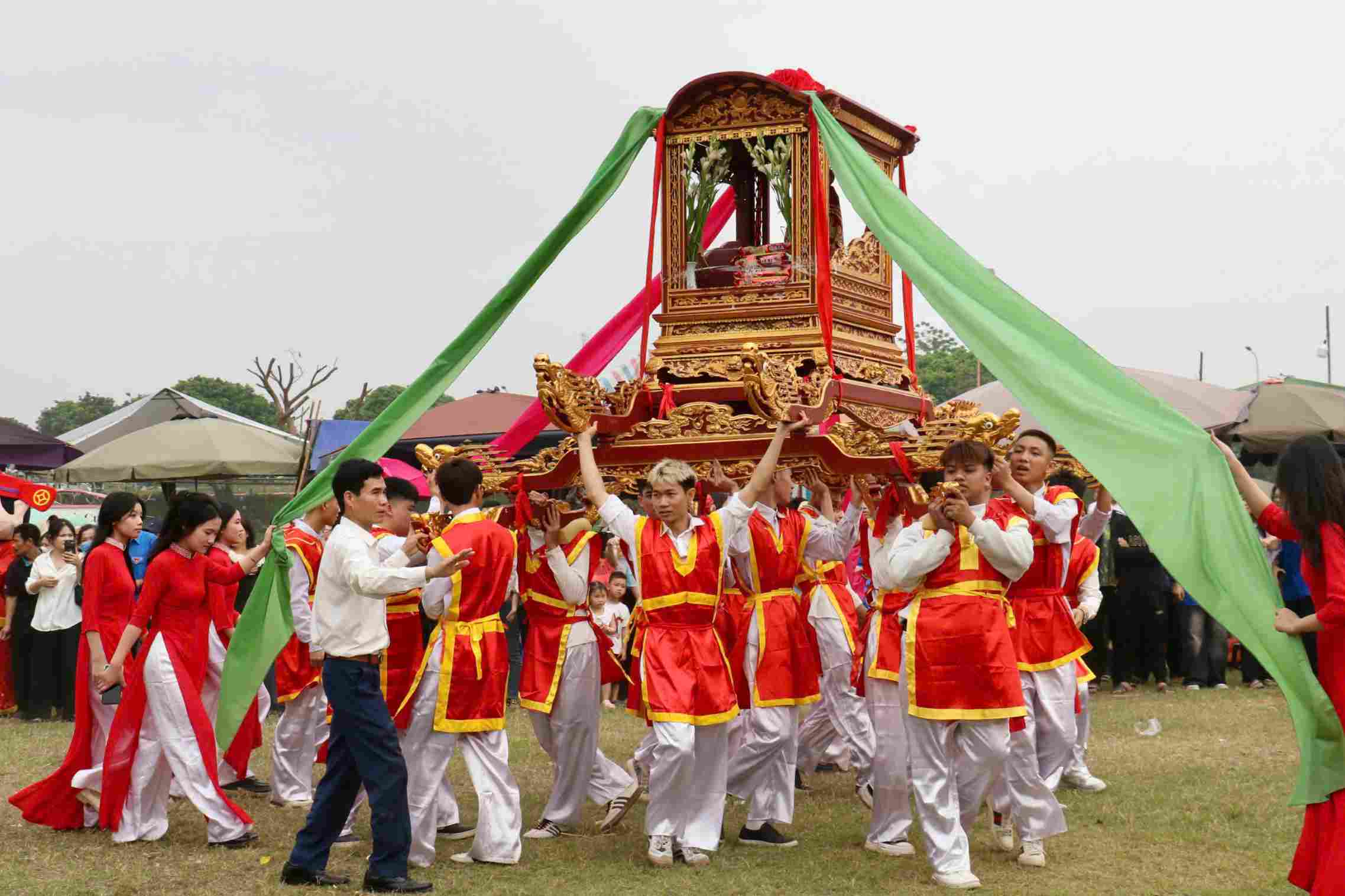 Đoàn rước bài vị nối dài trong không khí linh thiêng và trang trọng.