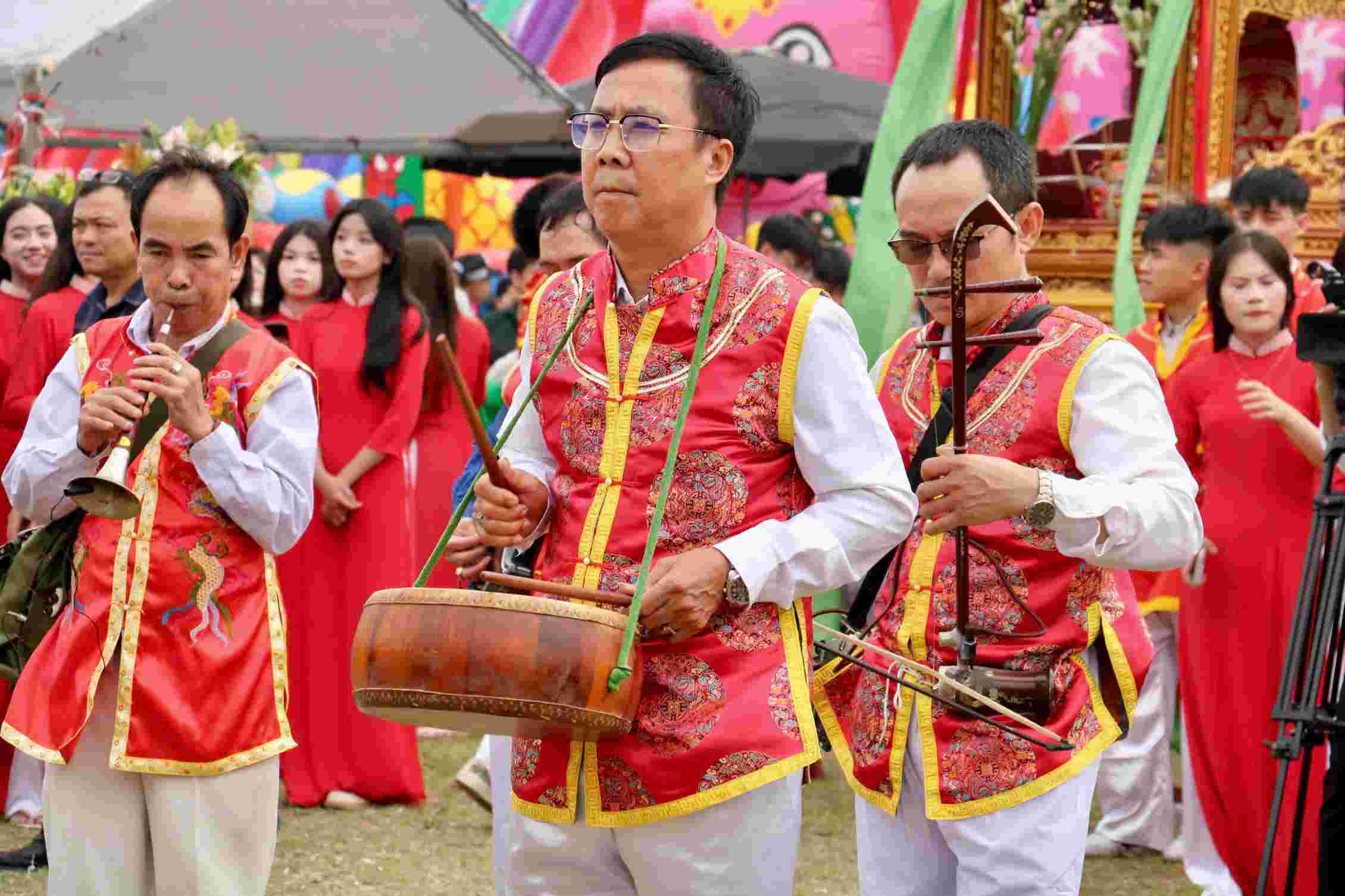 Lễ hội truyền thống tại Đình So diễn ra từ mùng 8 đến mùng 10 tháng Hai âm lịch hằng năm, không chỉ là niềm tự hào của người dân xứ Đoài mà còn là không gian lưu giữ giá trị kiến trúc, tâm linh lâu đời. Năm 2026, dù thời gian chuẩn bị gấp rút, lễ hội vẫn giữ được nét trang nghiêm vốn có, đồng thời mang đến diện mạo cởi mở, gần gũi hơn với du khách. Ảnh: Bảo Ngọc
