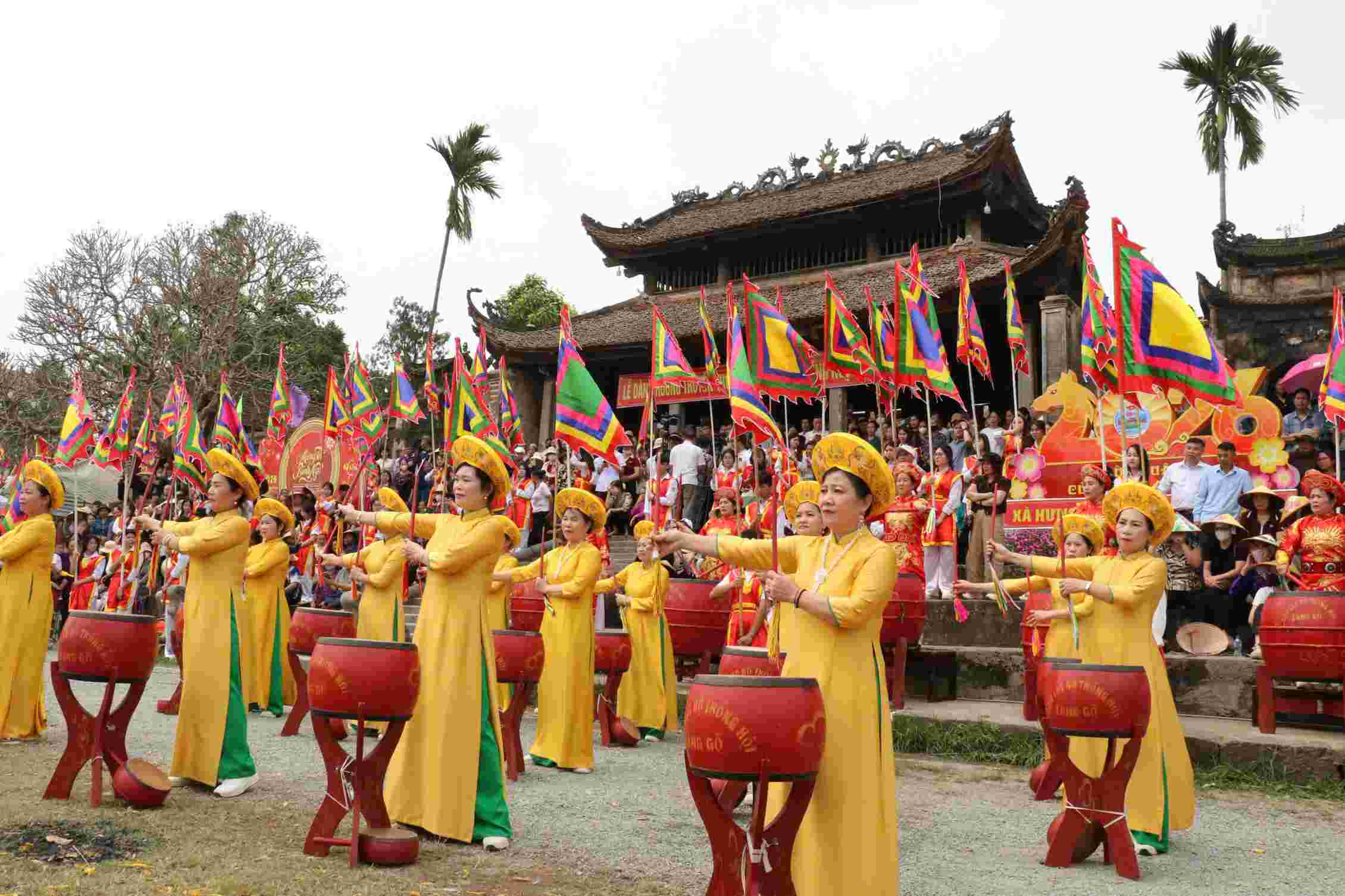 Hội xuân Đình So mở ra trong không khí linh thiêng và trang trọng, là dịp để người dân tưởng niệm ngày sinh của các vị Thánh - những bậc tiền nhân được tôn kính qua nhiều thế hệ. Ảnh: Minh Vũ