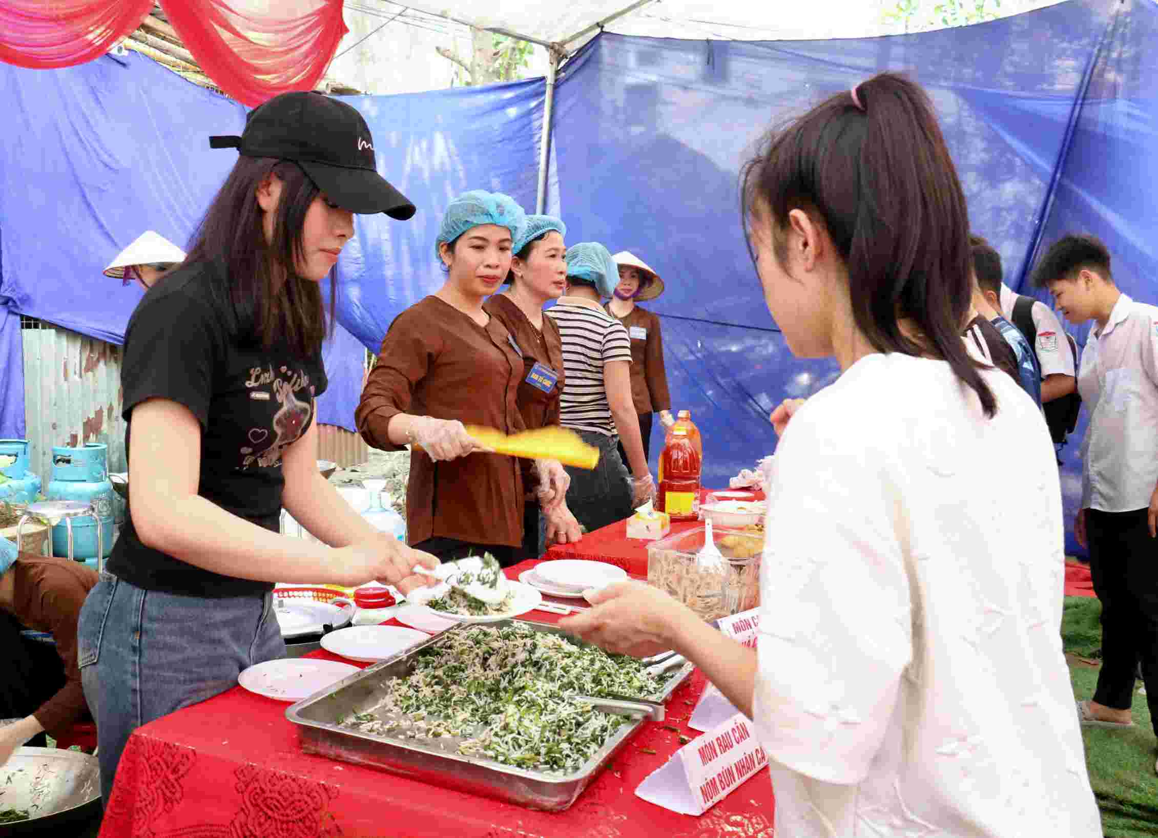 Không khí rộn ràng tại khu buffet phục vụ du khách thập phương. Đây là năm đầu tiên lễ hội Đình So tổ chức gian hàng ẩm thực chiêu đãi du khách.