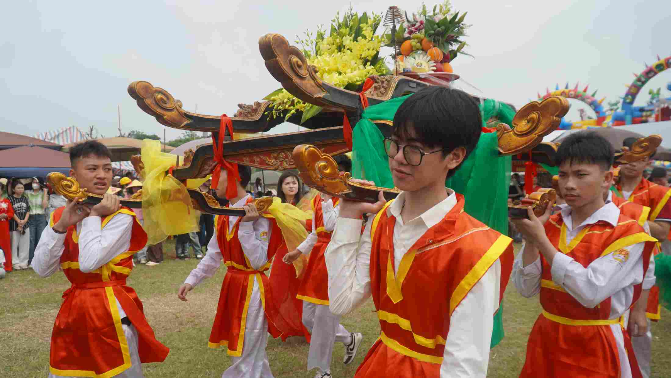 Bạn Lê Thành Đạt (Hà Nội) bày tỏ niềm vui và tự hào khi được góp mặt trong đội bê kiệu, trực tiếp tham gia gìn giữ và lan tỏa giá trị truyền thống tại lễ hội.