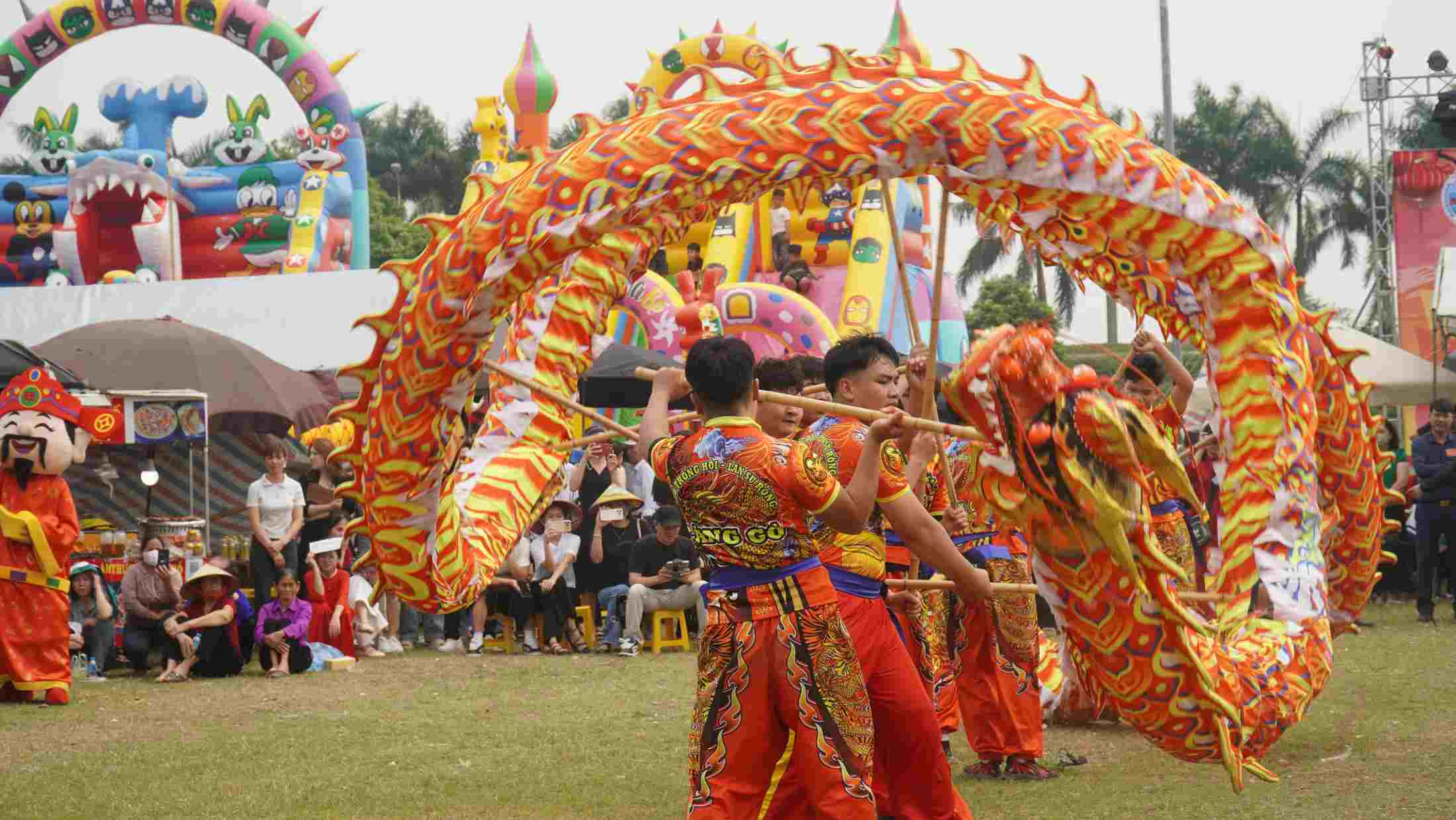 Những bước rồng uyển chuyển khuấy động không gian lễ hội Đình So.