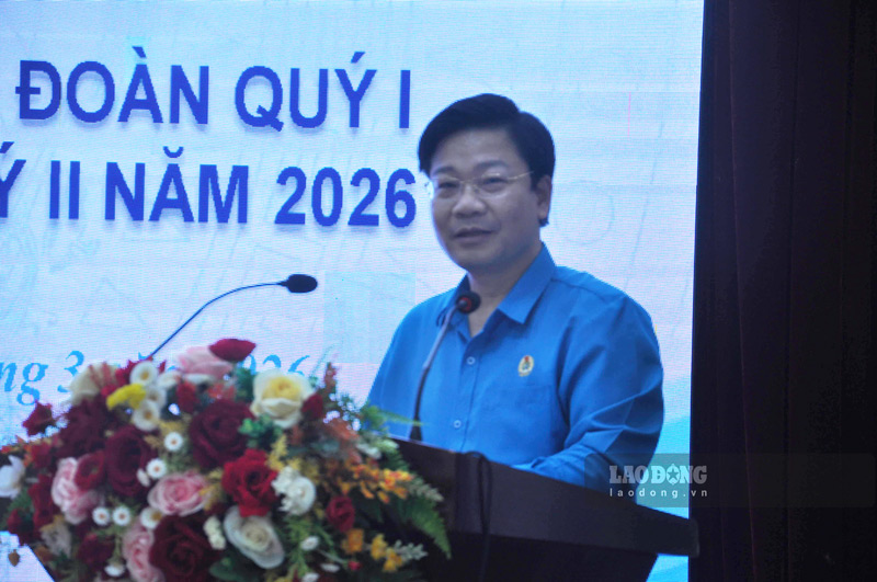 Ông Hoàng Tuấn Hải - Phó Ban Công đoàn các khu công nghiệp tỉnh Lào Cai cơ sở 2 phát biểu tại hội nghị. Ảnh: Đinh Đại