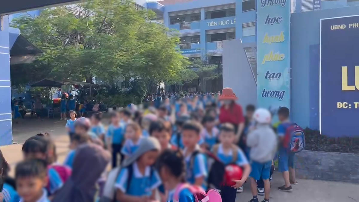 Clarify the reflection that students who do not eat semi-boarding meals are expelled from school and stand outdoors in the sun.