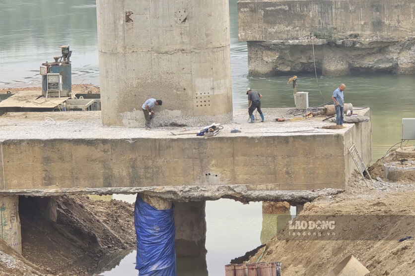 Qua kiểm tra thực tế tại công trường, Phó Chủ tịch UBND tỉnh Phú Thọ Quách Tất Liêm đã có những chỉ đạo: Yêu cầu nhà thầu bổ sung máy móc, huy động thiết bị và nhân lực; đồng thời xây dựng lại tiến độ thi công chi tiết, bảo đảm hoàn thành tiến độ công việc đã đề ra trước mùa mưa lũ năm 2026 theo chỉ đạo của UBND tỉnh tại Văn bản số 11636 ngày 17.12.2025.