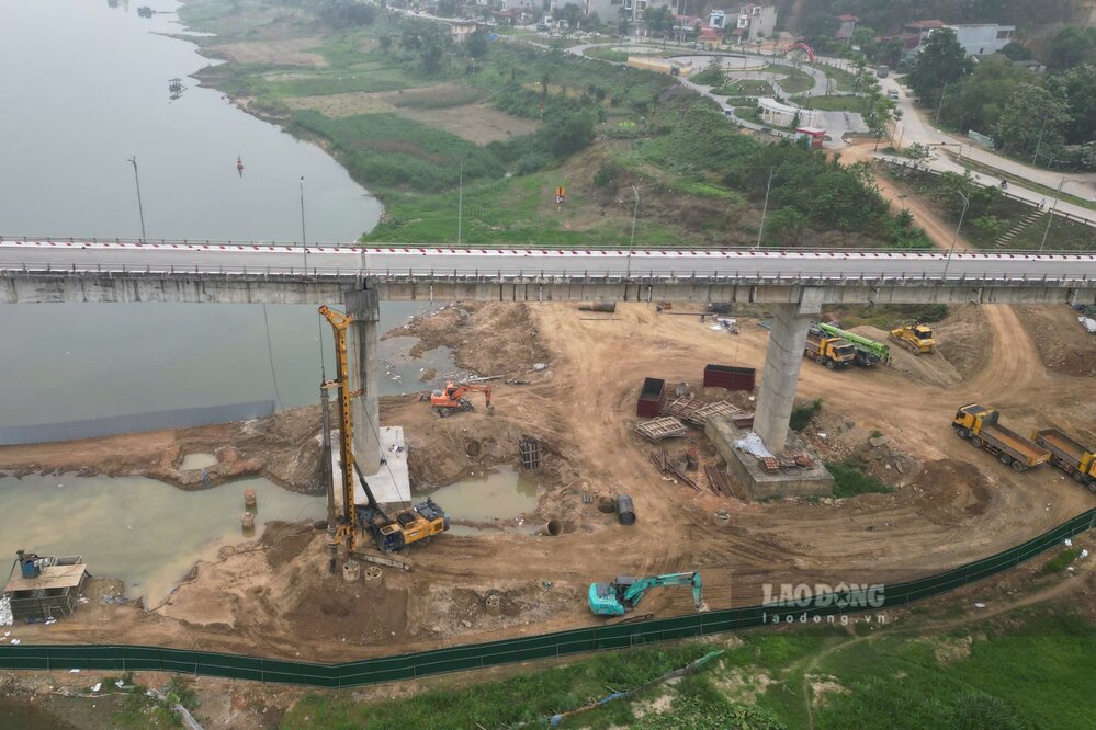 Quá trình thi công được chia thành 3 giai đoạn: Giai đoạn 1 (đến ngày 30.4.2026) hoàn thiện toàn bộ cọc khoan nhồi, gia cường và mở rộng bệ trụ T3, T6; Giai đoạn 2 triển khai sửa chữa các trụ trên cạn gồm T1, T2, T7, T8 sau khi nhóm trụ T3, T6 ổn định; Giai đoạn 3 thực hiện đối với hai trụ T4, T5 vào mùa khô tiếp theo nhằm đảm bảo an toàn tuyệt đối trong thi công.