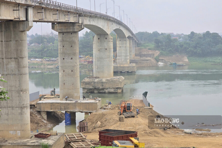 Theo ghi nhận của phóng viên Báo Lao Động những ngày cuối tháng 3, dưới chân trụ T6 và T3 (trụ trước đó xuất hiện hỏng trơ lõi thép) của cầu sông Lô, các mũi thi công đã loại bỏ phần nền cũ, đang thi công các cọc khoan nhồi mới.