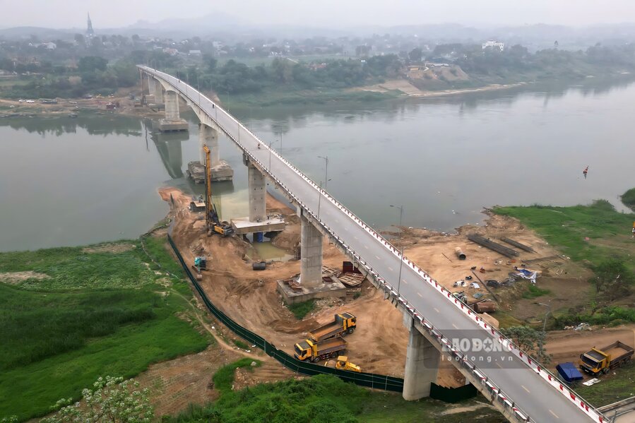 Le pont de la rivière Lô est actuellement en construction et en réparation urgentes avant l'arrivée de la saison des pluies et des inondations. Photo: Tô Công