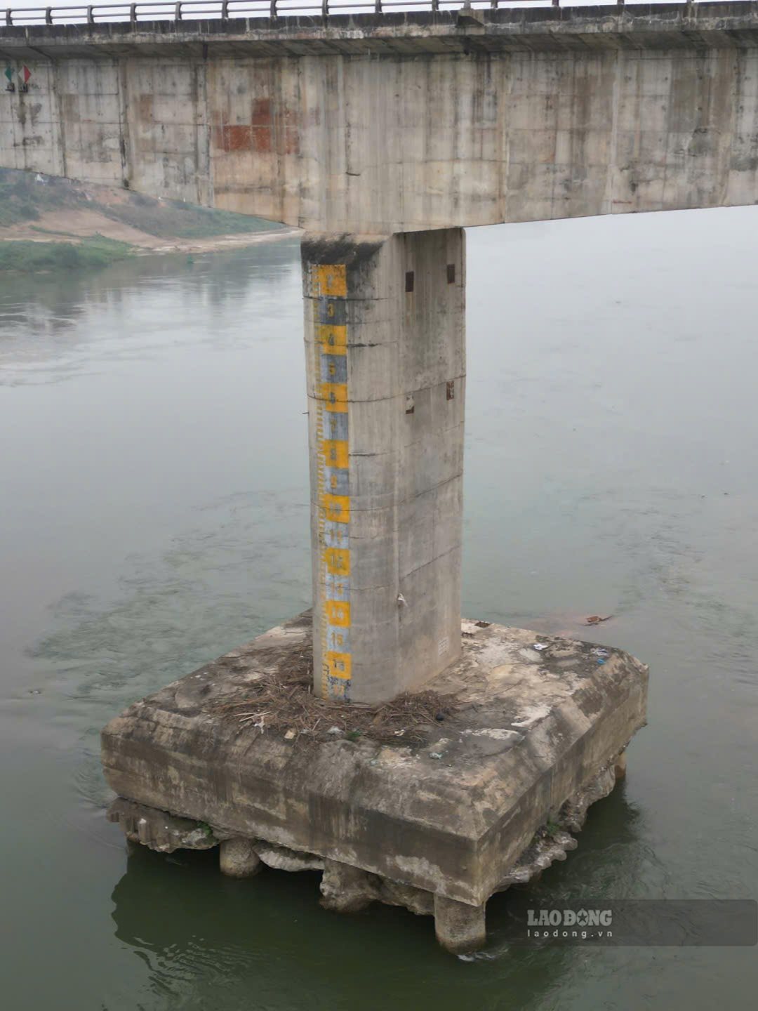 Bên cạnh đó, cần triển khai đồng bộ các giải pháp bảo đảm an toàn giao thông trong suốt quá trình thi công, đặc biệt trong điều kiện mưa lũ sắp tới; rà soát, tính toán lại phương án thi công đối với hai trụ T4, T5 để đảm bảo tính khả thi và an toàn.