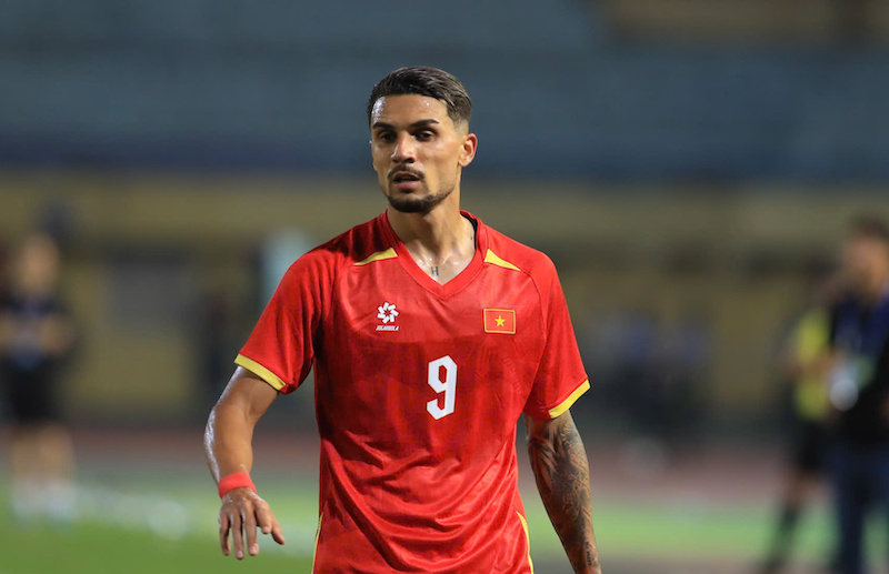 Midfielder Hoang Hen played the entire match against Bangladesh. Photo: Minh Dan