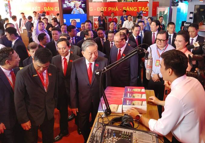 General Secretary To Lam and leaders and former leaders of the Party and State visit the Exhibition of Achievements of Journalism - Publishing in Ho Chi Minh City. Photo: VGP