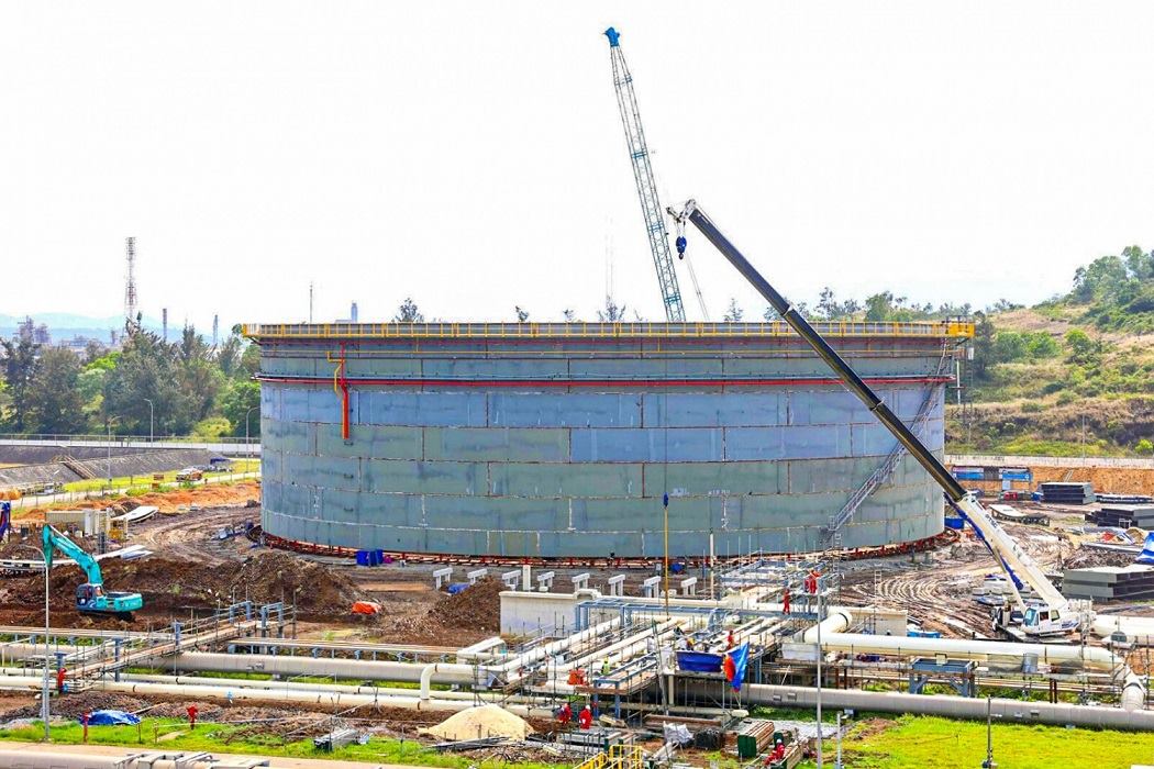 Bồn chứa dầu thô mới đang được BSR và đơn vị nhà thầu tập trung hoàn thành để sớm đưa vào hoạt động, phục vụ cho hoạt động sản xuất kinh doanh và bảo đảm an ninh năng lượng quốc gia. Ảnh: Đông Giang