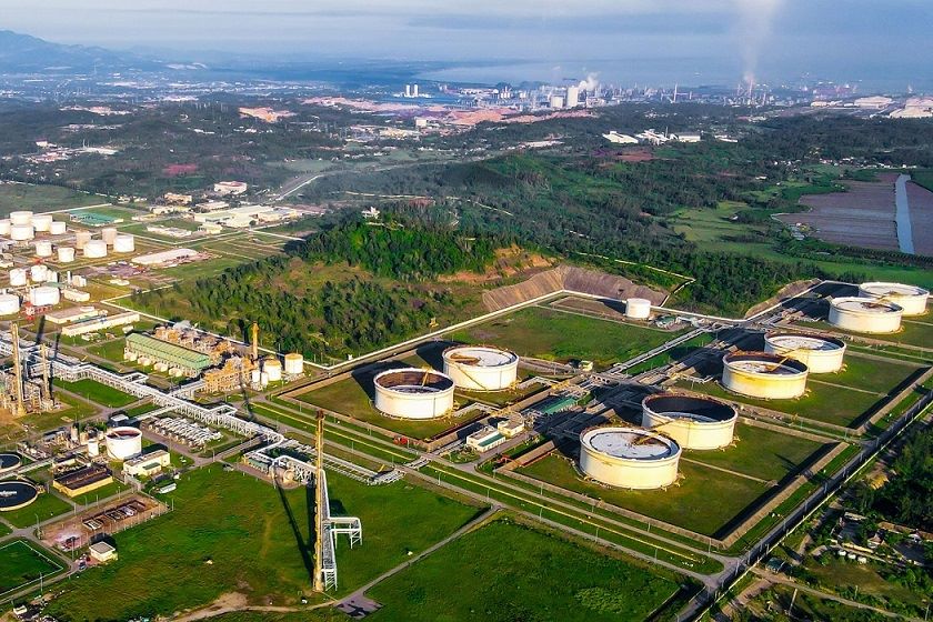 Khu vực bể chứa dầu thô tại NMLD Dung Quất. Ảnh: Đông Giang