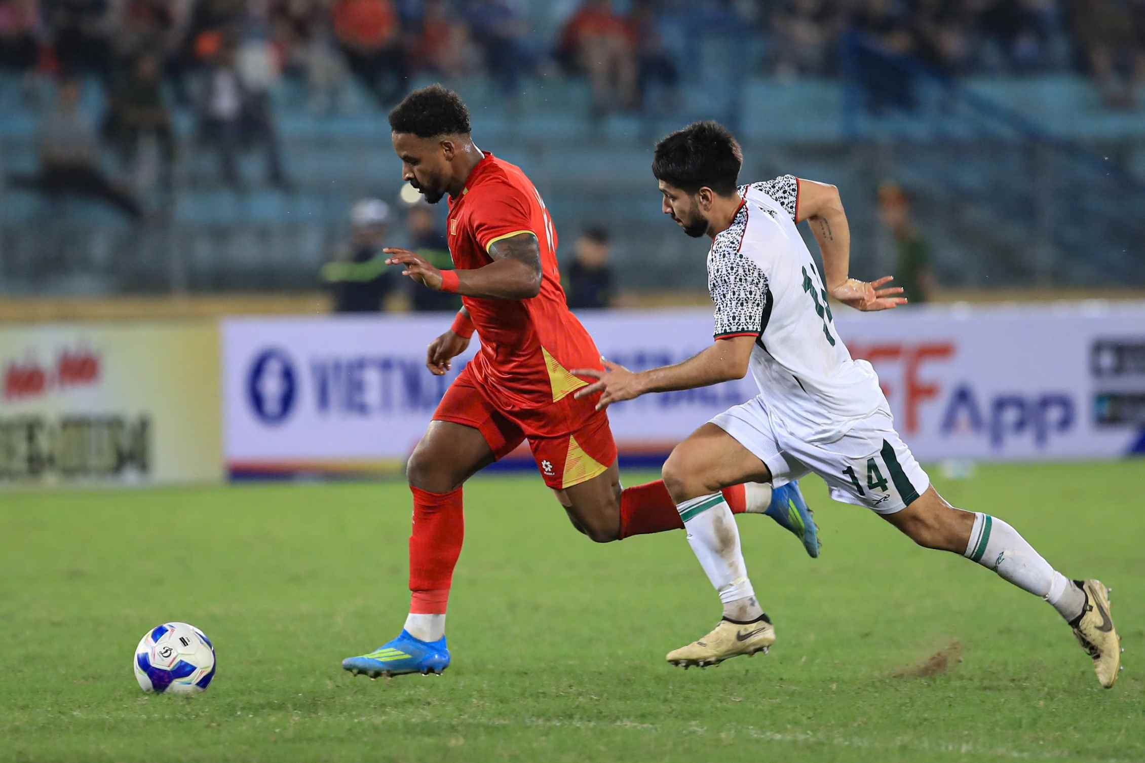 Tiền đạo Xuân Son miệt mài trong từng pha bóng, khẳng định tinh thần chiến đấu. Ảnh: Minh Dân