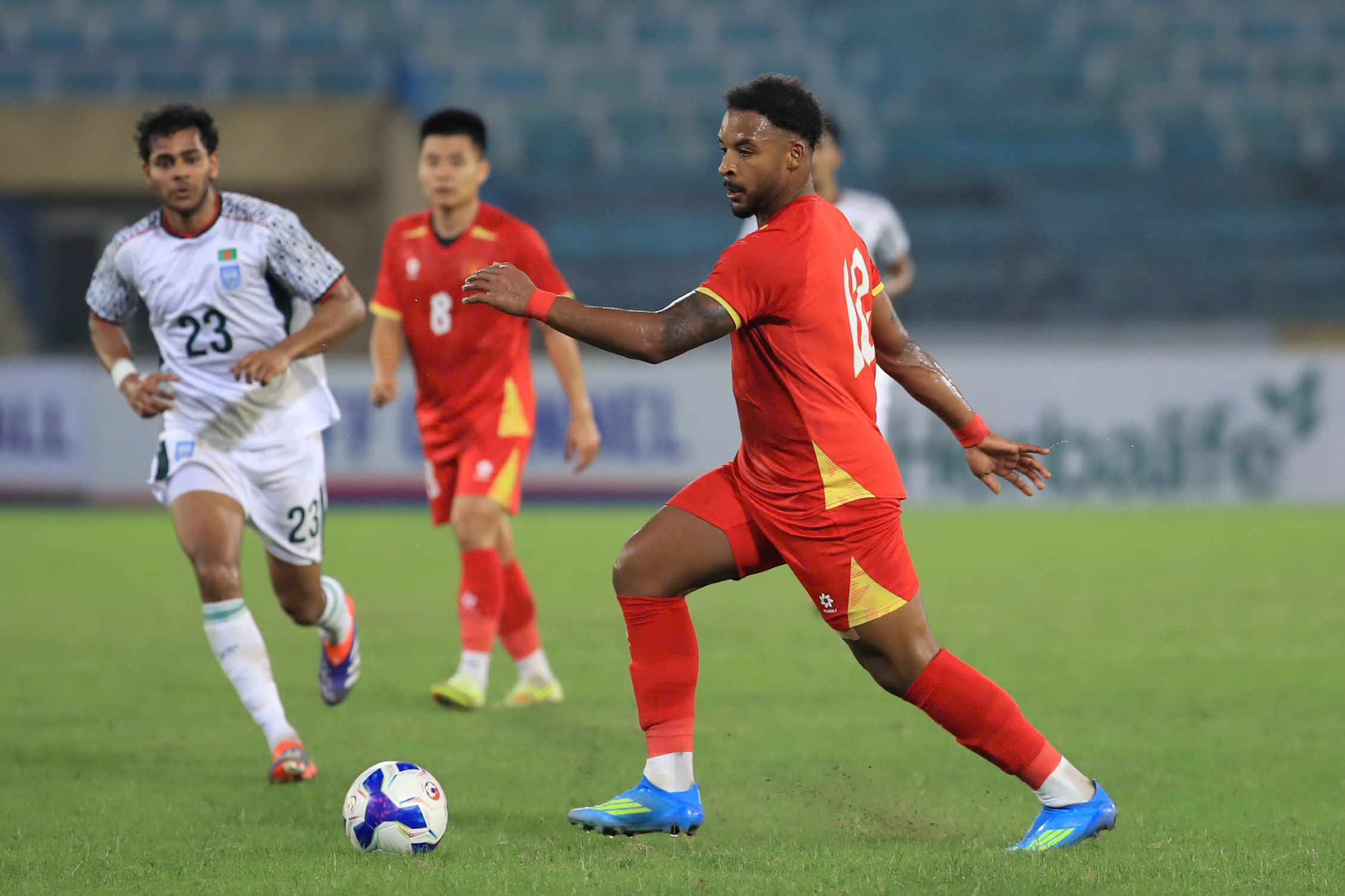 Khoảnh khắc Xuân Son thi đấu đầy quyết tâm dù chưa đạt thể trạng tốt nhất. Ảnh: Minh Dân