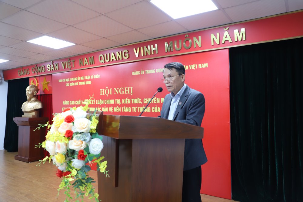 Phó Chủ tịch Thường trực Hội Nhà báo Việt Nam Nguyễn Đức Lợi phát biểu tại Hội nghị. Ảnh: Ái Vân