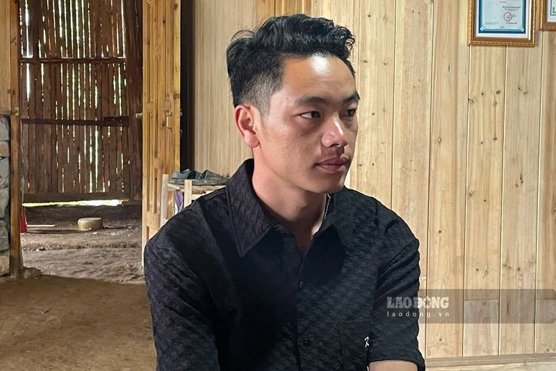 Anh Sùng Seo Sếnh chia sẻ về quá trình trồng cây dược liệu. Ảnh: Đinh Đại