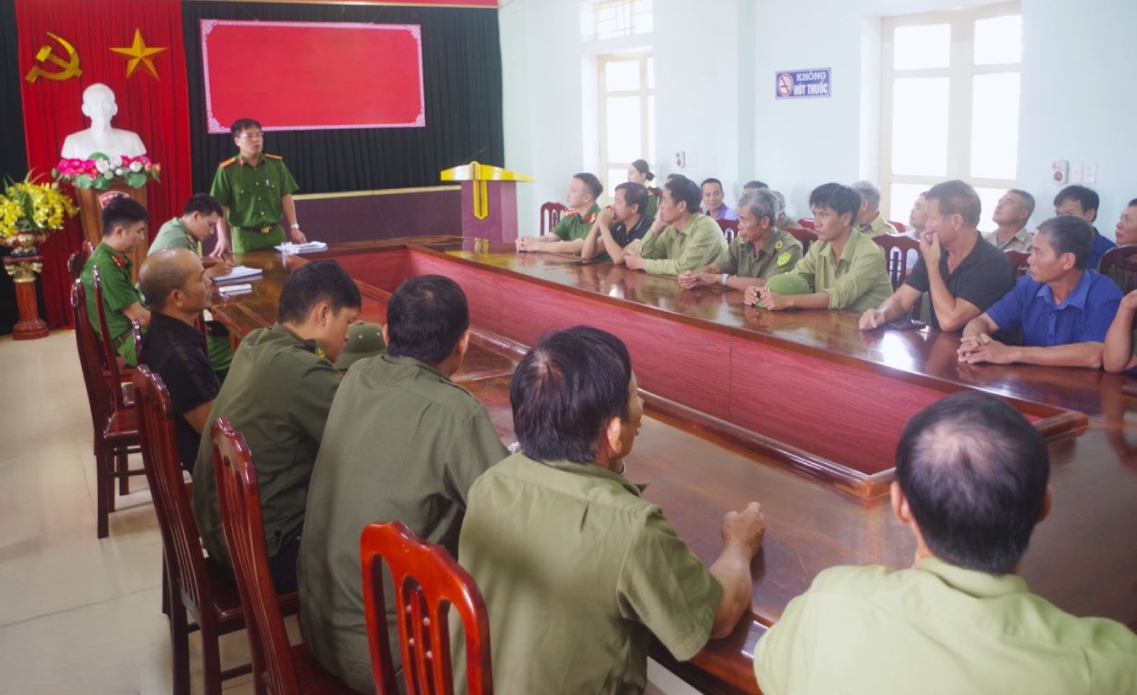 Una reunión de trabajo de la Policía Comunal y las fuerzas que participan en la protección de la seguridad y el orden en la base en Hung Yen. Foto: Policía Provincial de Hung Yen