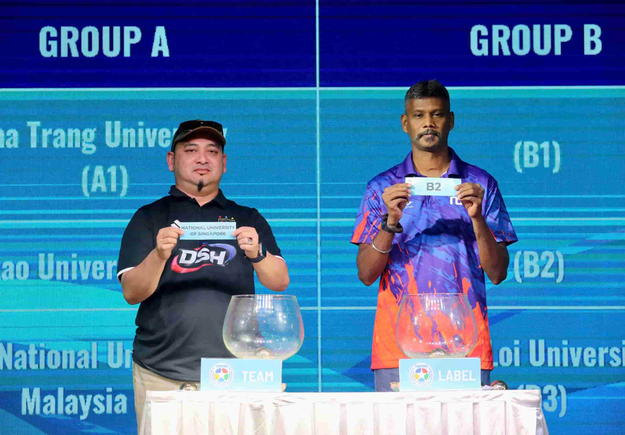 国際大学生サッカー大会の抽選会でのシンガポール国立大学(右)とマレーシア国立大学の代表チーム。写真:フウ・ロン