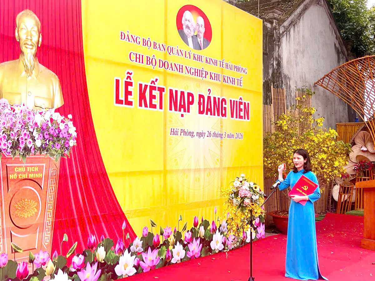 Oath-taking ceremony of new party members at the Party admission ceremony. Photo: Hoang Tung