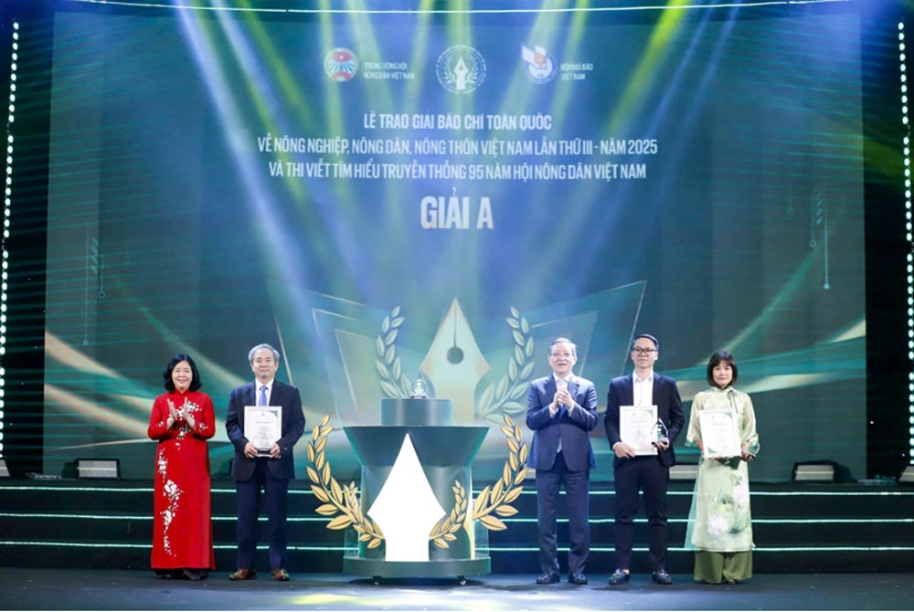 Comrade Bui Thi Minh Hoai - Member of the Politburo, Secretary of the Party Central Committee, Chairman of the Central Committee of the Vietnam Fatherland Front and Comrade Luong Quoc Doan - Member of the Party Central Committee, Chairman of the Vietnam Farmers' Union Central Committee awarded the A prize to the authors at the 3rd National Press Award on Agriculture, Farmers, and Rural Areas of Vietnam - 2025 at the Award Ceremony held on December 5, 2025. Photo: Le Hieu