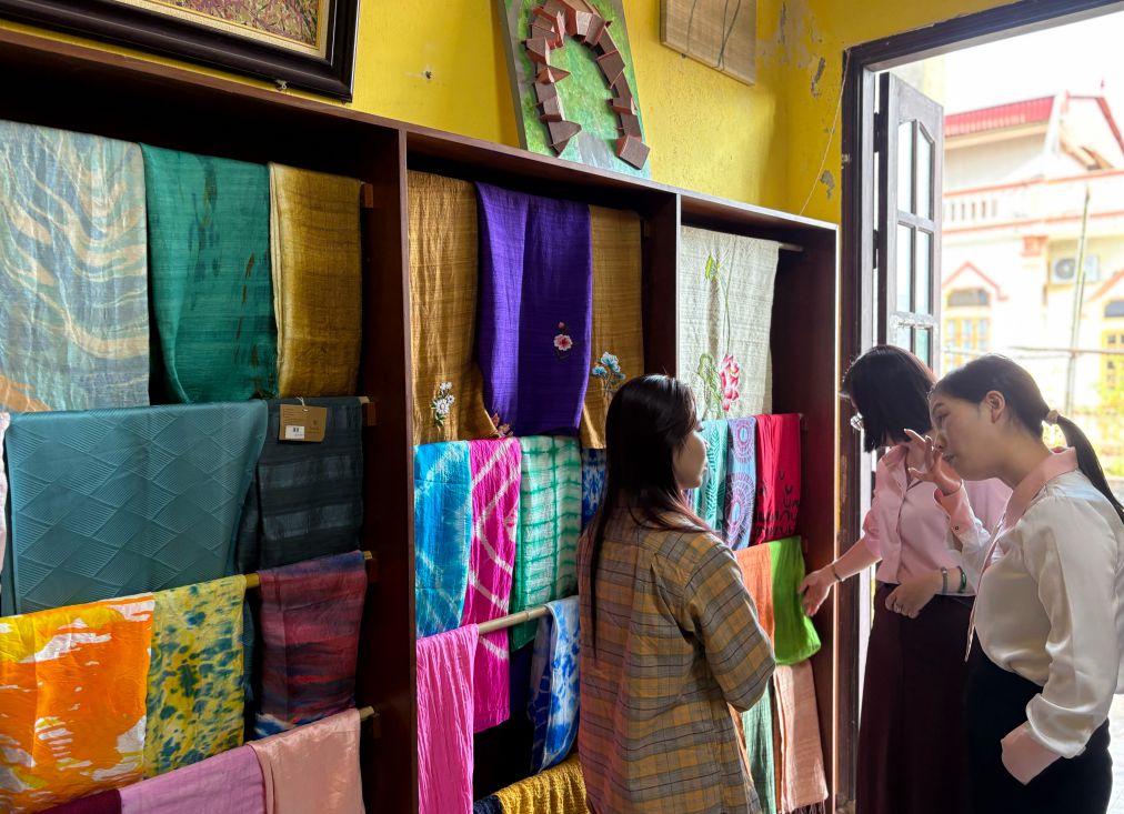 Sản phẩm đũi Nam Cao truyền thống chuyển mình phục vụ thị hiếu hiện đại. Ảnh: Phạm Huyền