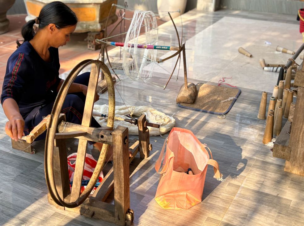 Under the porch, there are people holding "gold" for the Nam Cao stalactites heritage. Photo: Pham Huyen