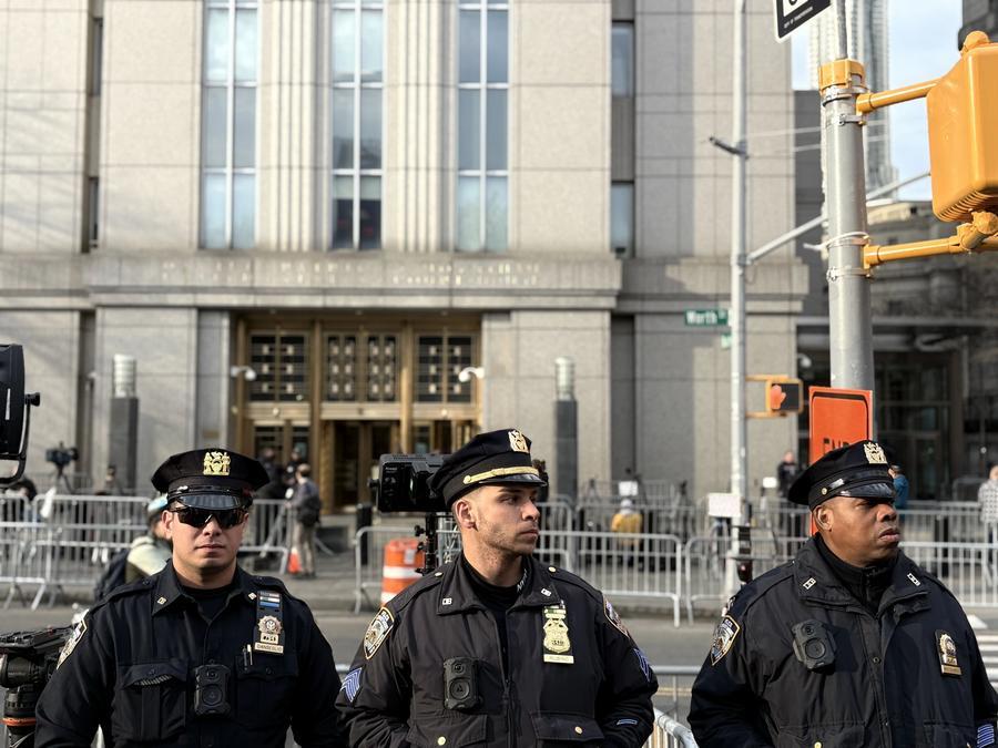 Guards outside a courthouse in New York, USA on March 26. Photo: Xinhua